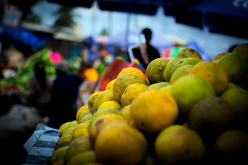 retail, freshness, incidental people, oranges, fruit, ripe, abundance, food and drink, market stall, market, focus on foreground, street market, for sale