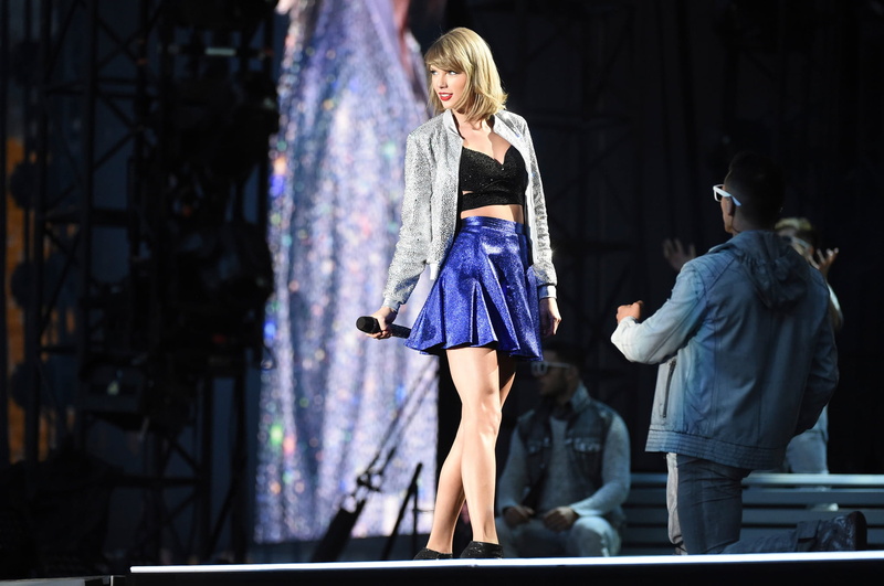 leisure activity, city, hairstyle, 1989, real people, concert, lifestyles, architecture, walking, Taylor Swift, standing, performance, incidental people
