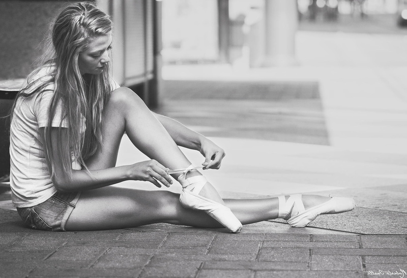 real people, Jean Shorts, Roberto Inetti, one person, Depth Of Field, blond hair, hairstyle, leisure activity, beauty, ballerina, 1080P, beautiful woman