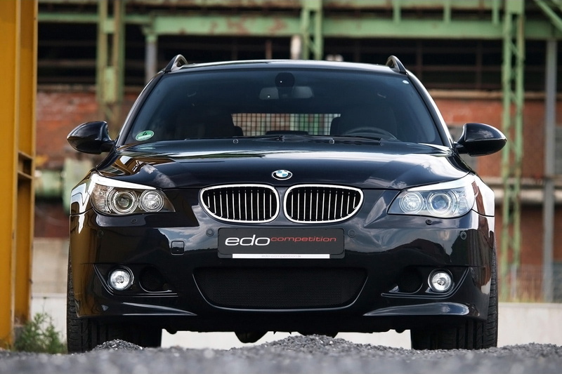 focus on foreground, car, retro styled, motor vehicle, competition, m, vintage, no people, mode of transportation, bmw, vintage car, architecture, stationary