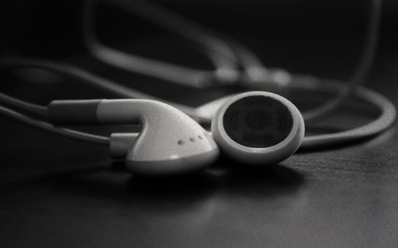 listening, in-ear headphones, earphones, no people, equipment, electrical equipment, headphones, audio equipment, close-up, safety, technology, Apple, indoors