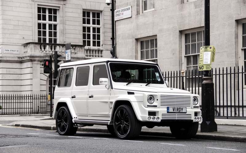 traffic, old, building, suv, old-fashioned, incidental people, 2K, architecture, wheel, car, tourism, built structure, city, transportation, off-Road Vehicle