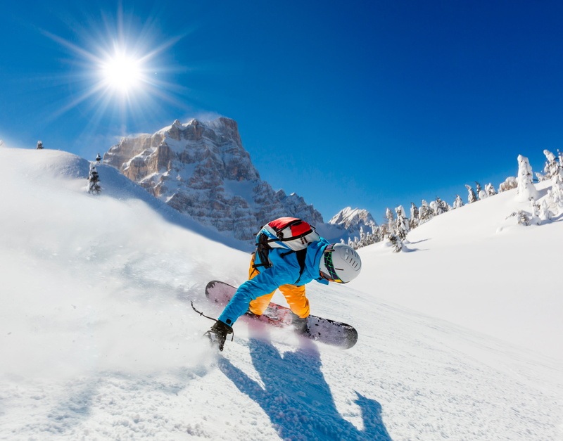 rocks, sport, backpack, winter, extreme, rays, snoubordist, helmet, speed, snow, the sky, gloves, 5K, mountains, costume, athlete, the sun, slope, snowboard