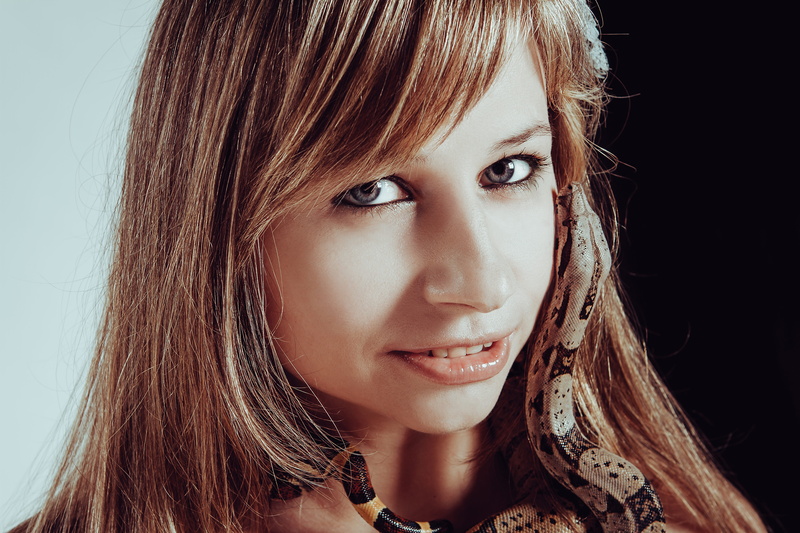 women, bastards, redhead, body part, one person, indoors, hair, portrait, with a snake, looking at camera, hand, 5K, reptile, young women, snake, snakes