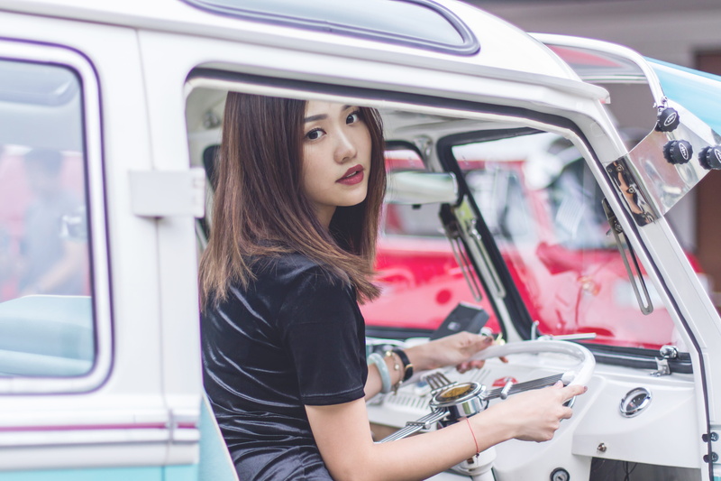 travel, white, black, vehicle, inside, lifestyles, young adult, adult, sitting, driving, hair, 5K, women, transportation, wearing, easy, long hair, woman