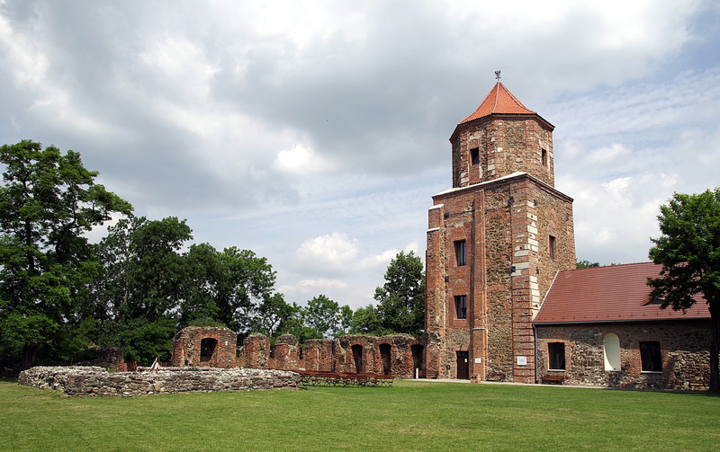 history, tower, the ruins of the, castle, no people, cloud - sky, building, brick, the strengthening of, building exterior, fortress, sky, plant, crash