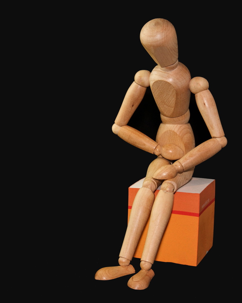 male likeness, human, figurine, 1080P, representation, copy space, brown, holzfigur, studio shot, indoors, sit, doll, sculpture, stomach ache, cut out