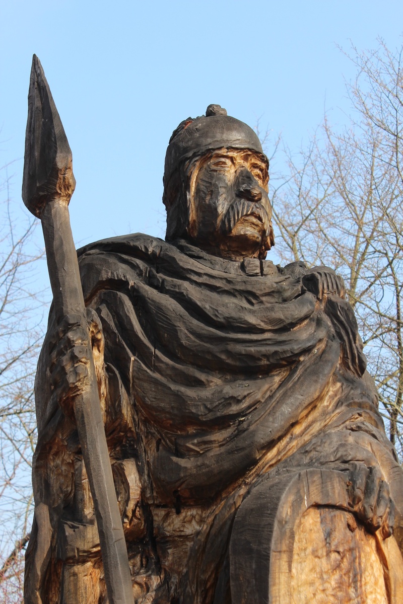 tree, sculpture, holzfigur, nature, creativity, celts, carved, clear sky, spear, helm, belief, figure, day, 1080P, human representation, warrior, history