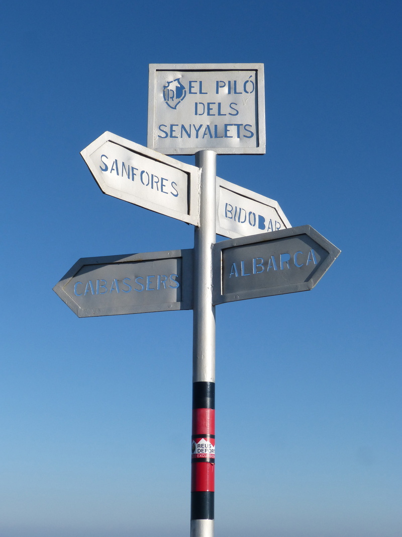 Signals, symbol, traffic arrow sign, guidance, outdoors, clear sky, road, day, choice, pole, Hiking, directional sign, arrow symbol, signal, Montsant, no people