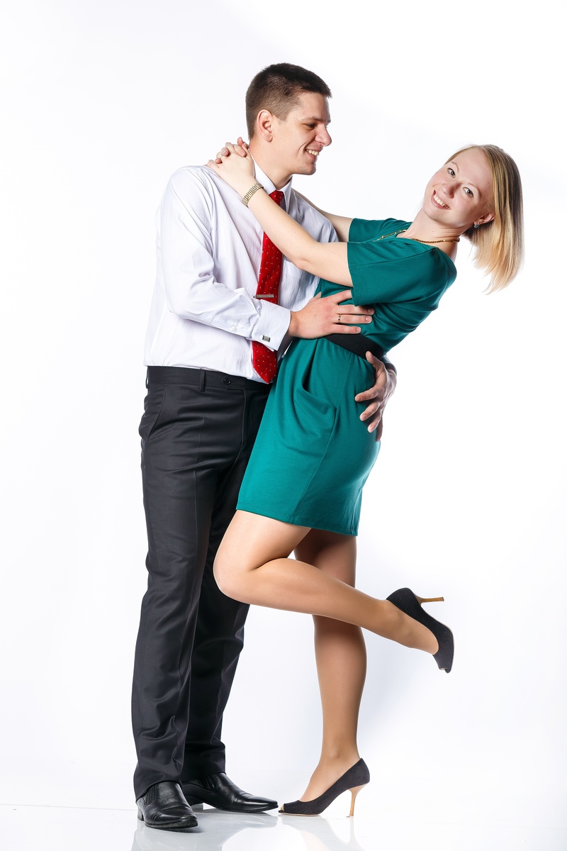 sweethearts, couple - relationship, young men, full length, women, photoshoot, young, studio shot, young adult, kiss, couple, females, two, two people