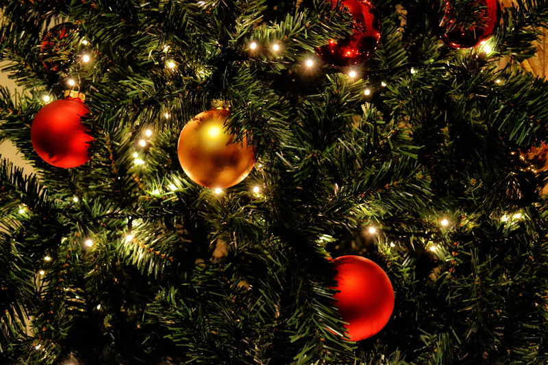 balls, winter, christmas ornaments, shiny, holiday - event, one, christmas ball, lights, christmas tree, two, red, event, sphere, xmas, 4K, season, green