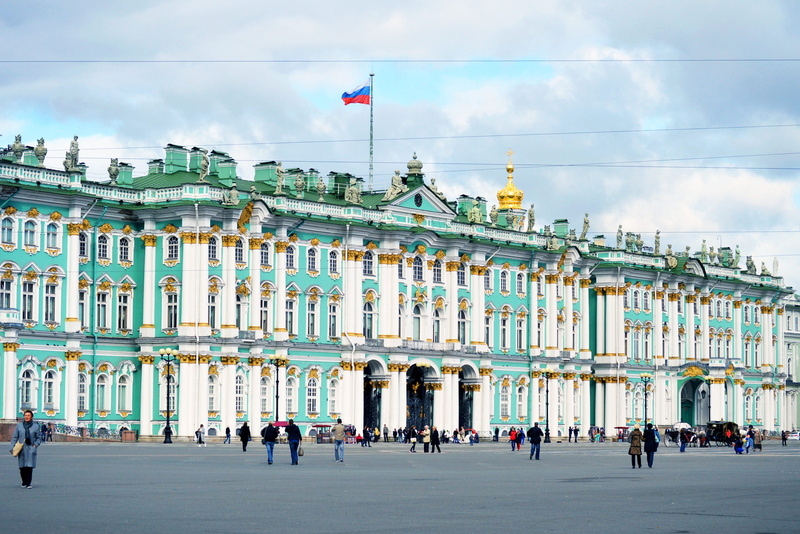 real people, day, adult, architecture, crowd, landmark, green, holiday, large group of people, cloud - sky, government, hermitage, sky, russia, vacation