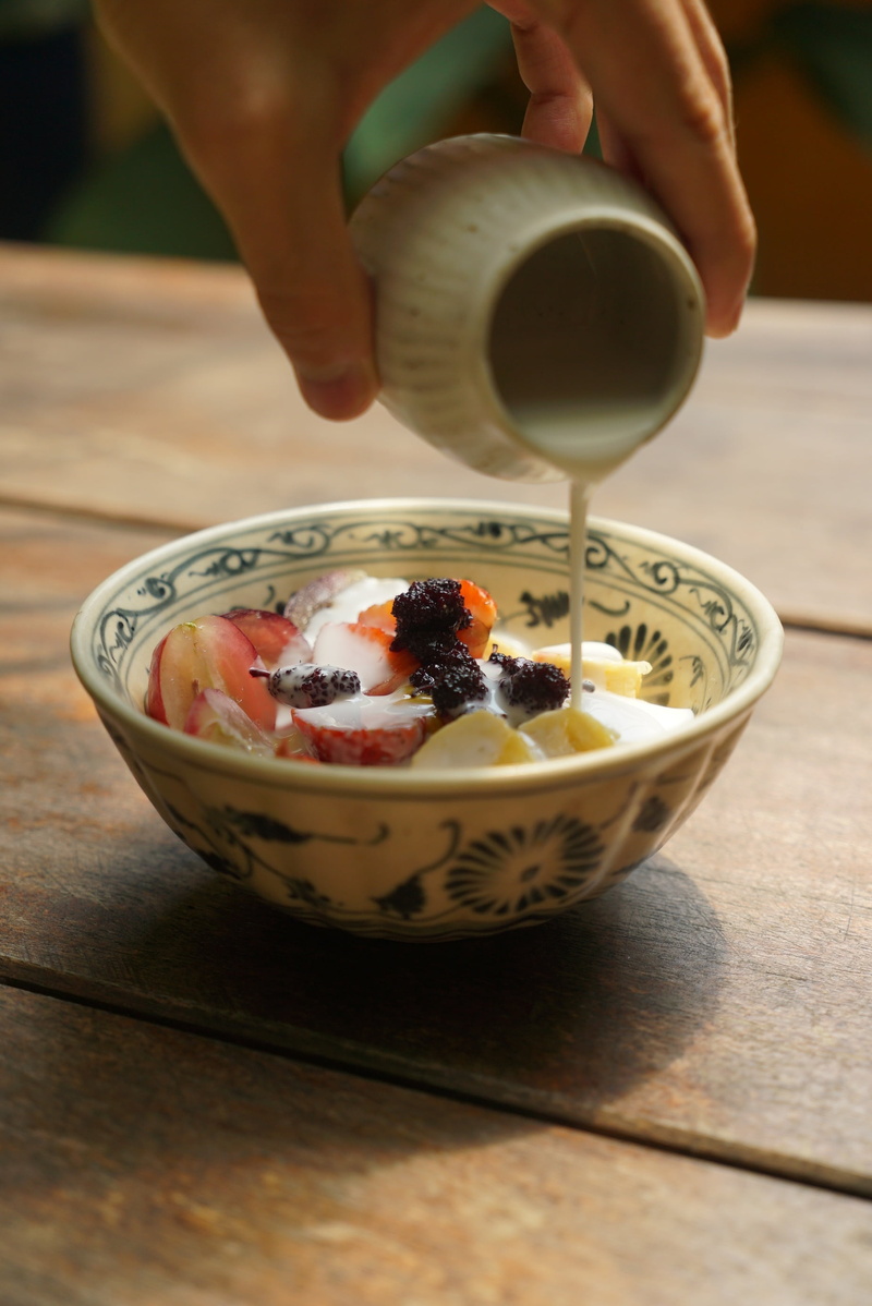 berry, oats, temptation, nibble, 2K, cornflakes, fruit, sugar, spoon, bowl, frisch, one person, wellbeing, human hand, ready-to-eat, restaurant, dessert