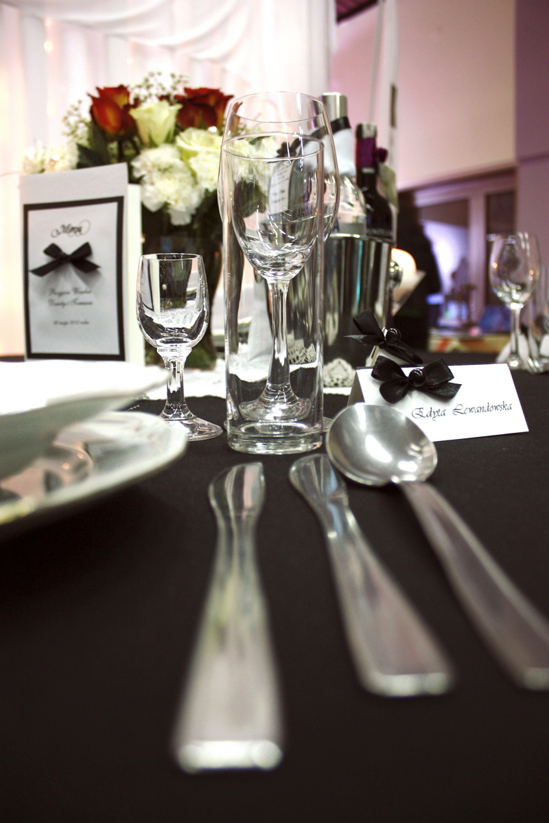 eating, roses, glass - material, red roses, spoon, wine glasses, knives, banquet, indoors, dining, tableware, plates, luxury, metal, decoration, silverware