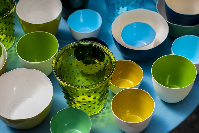 high angle view, porcelain, circle, pottery, still life, no people, pattern, plate, stack, choice, close-up, cup, geometric shape, lot, shape, bowl, white