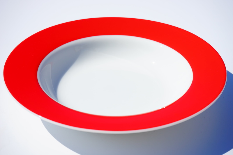 indoors, copy space, essteller, clean, porcelain, simplicity, color, empty plate, crockery, directly above, close-up, cut out, circle, blank, geometric shape