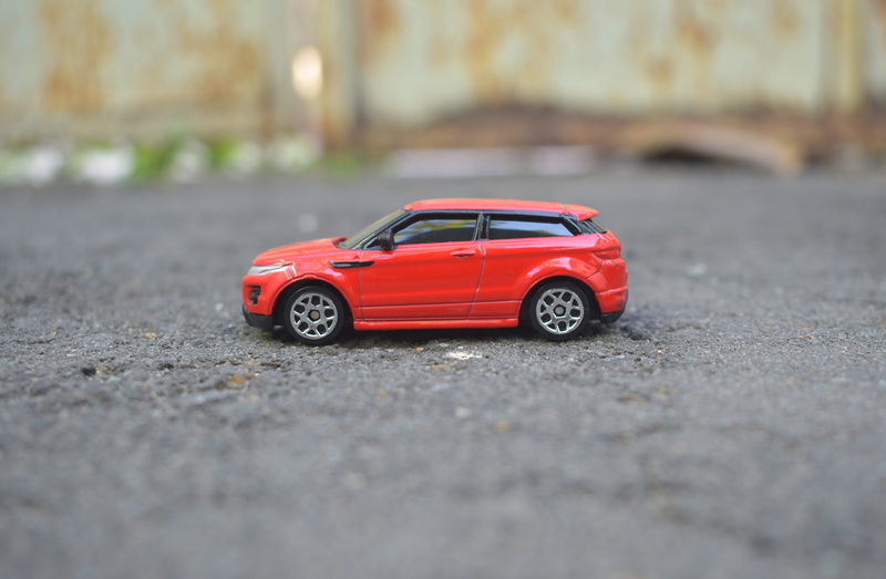 road, 4K, mode of transportation, range rover, architecture, city, miniature, single object, day, car, asphalt, motor vehicle, red, vehicle, street, selective focus