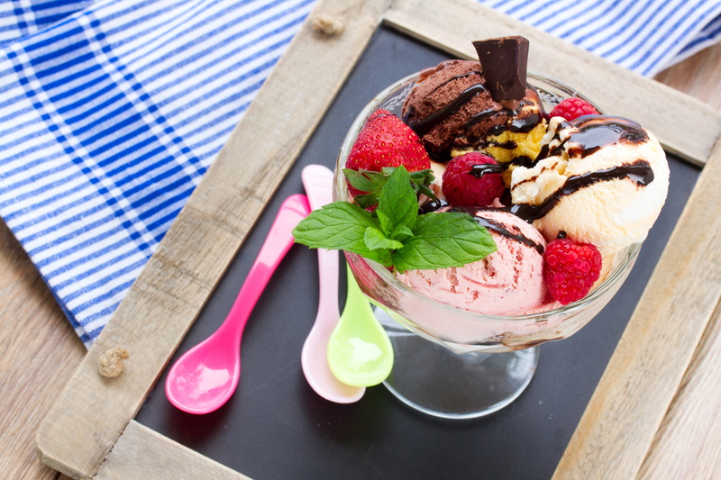 sweet, assorted, balls, ramekin, raspberry, berries, chocolate, 5K, ice, cuts, dessert, strawberry, ice cream, spoon, creams, flavor