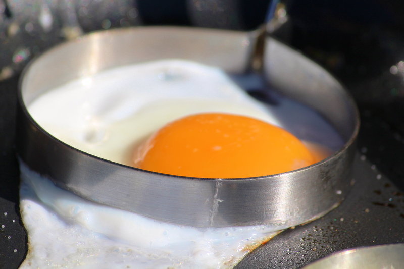 fried egg, food and drink, egg yolk, preparation, meal, egg, cooking pan, wellbeing, food, no people, 5K, indoors, fried, appliance, protein, household equipment