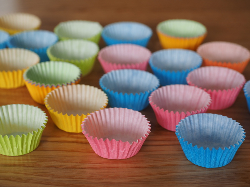 bowls, large group of objects, bake, food, cake, paper cups, sweet food, sweet, baking dish, focus on foreground, variation, indulgence, cookies, colorful