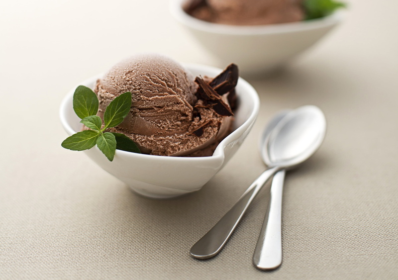 mint leaf - culinary, bowl, frozen food, vanilla ice cream, food and drink, no people, herb, sweet, close-up, eating utensil, ice cream, indulgence, garnish