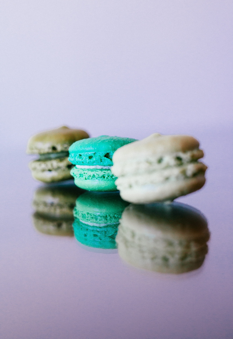 colored background, macaron, Macarons, pastry, dessert, indoors, green color, reflection, unhealthy eating, gourmet, cake, sweet, copy space, refreshment