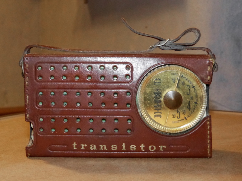 studio shot, leather, music, brown, wood - Material, close-up, radio, single Object, nostalgia, 4K, old-fashioned, transistor, clock, antique, old, retro Styled