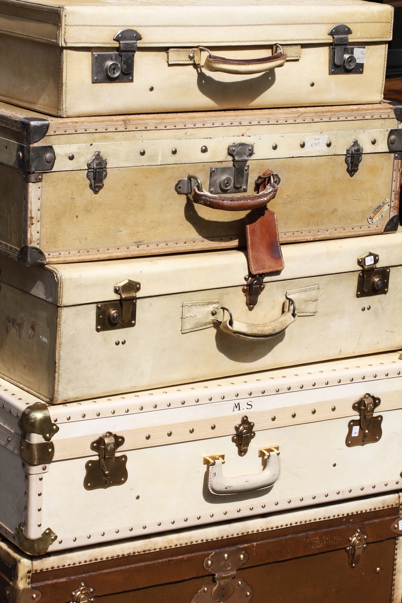 variation, old-fashioned, luggage, day, 4K, brown, stack, saint-ouen market, close-up, backgrounds, retro Styled, suit, suitcases, large group of objects