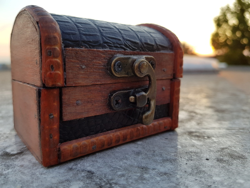 outdoors, weathered, luggage, run-down, brown, old, chest, treasure chest, antique, suitcase, day, metal, 4K, retro styled, abandoned, box, single object