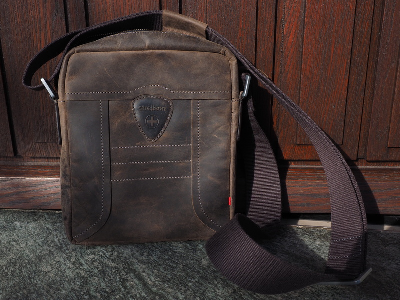 no people, wood - material, seat, single object, leather case, leather, day, high angle view, bag, suitcase, crossbody, wall, luggage, learning, wooden