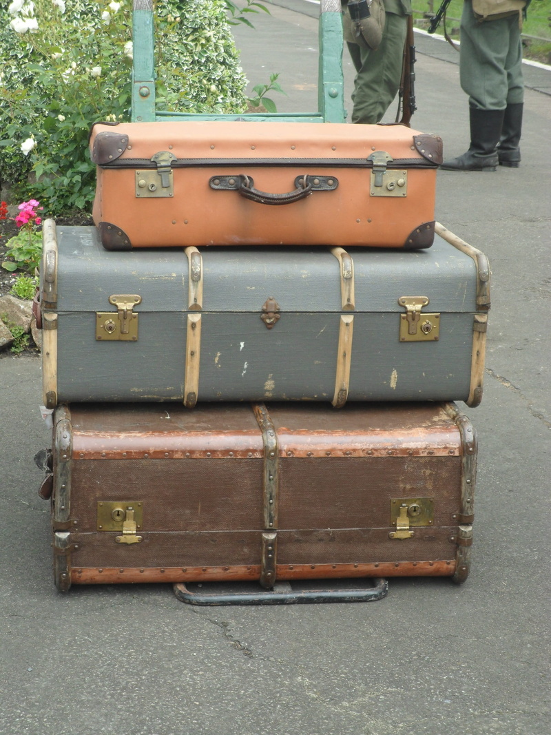 2K, day, stack, trip, holiday, old, suitcases, transportation, brown, Baggage, journey, Luggage, War, outdoors, Vintage, old-fashioned, incidental people