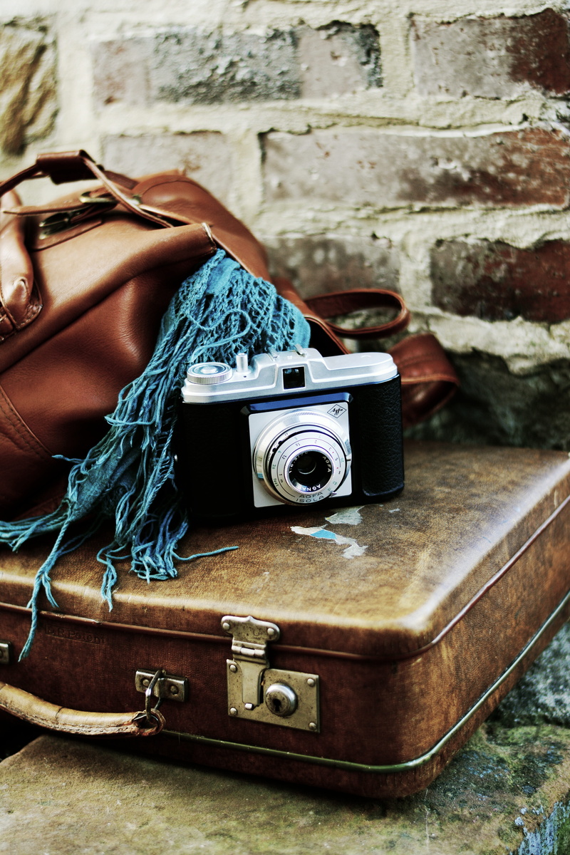 travel, suitcase, photography themes, focus on foreground, camera, silver, vintage, photographic equipment, handle, wall - building feature, holiday, day