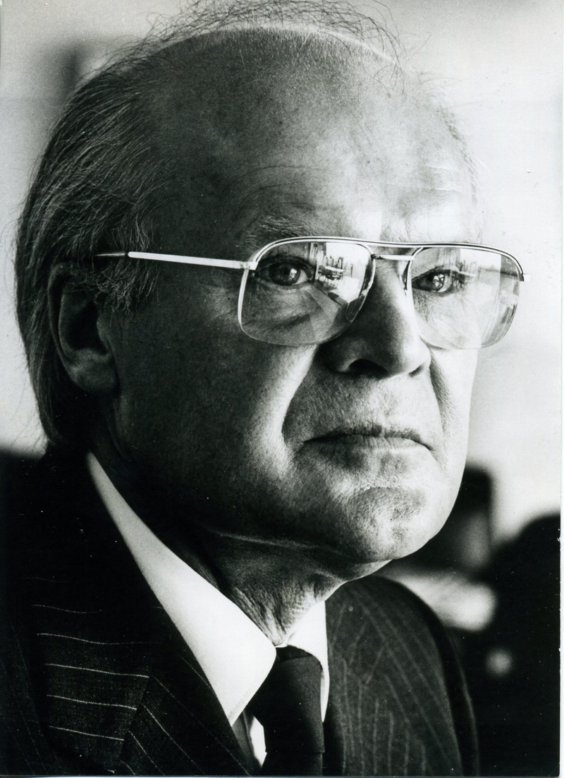 scientist, one person, mature men, males, glasses, man, 1080P, real people, old, close-up, looking, portrait, entrepreneur, person, front view, men, albrecht dietz