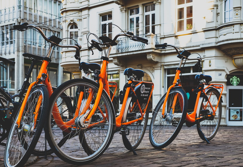 outdoors, tourism, rental bike, transportation, day, bike, road, land vehicle, 4K, building exterior, cycling, means of transport, bicycle, no people