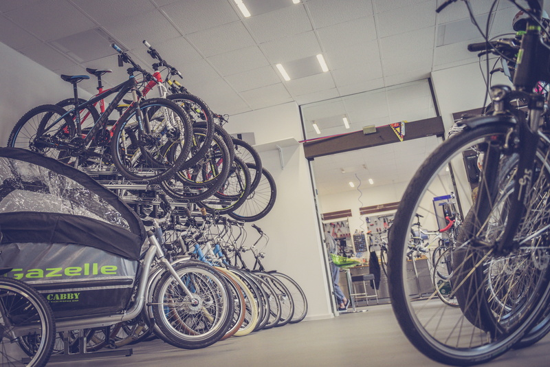 group of objects, bicycle shop, piled, land vehicle, shopping, in a row, bicycle, 5K, mode of transportation, indoors, transportation, no people, shop