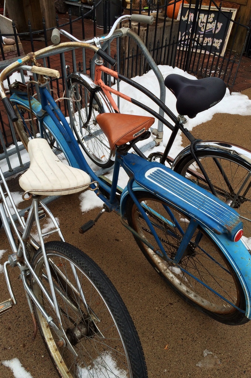 outdoors, bicycle, seat, architecture, 1080P, basket, land vehicle, parking, day, cycle, metal, wheel, winter, stationary, chair, transportation, no people