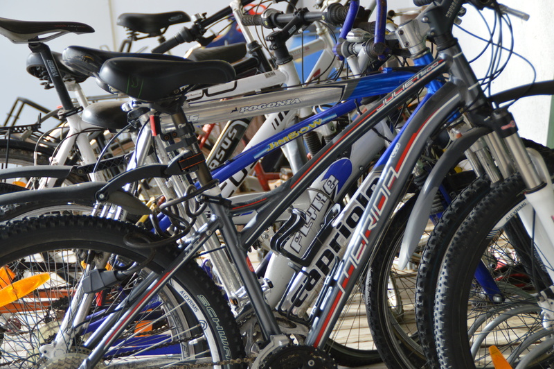 mode of transportation, bicycle rack, wheels, bicycle shop, metal, group of objects, 4K, cycling, in a row, parking, group, transportation, parking lot