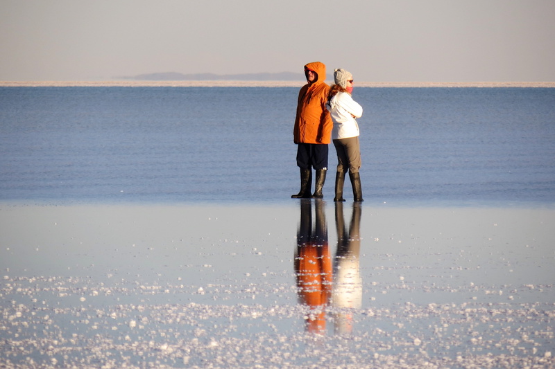 uyuni salt flat immensity, peaceful, sky, daughter, landscape, couple - relationship, positive emotion, sea, emotion, vacations, horizon, full length, beach