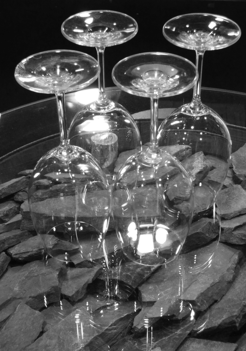4K, Wine, glass - material, glass, indoors, food and drink, Cups, shiny, household equipment, group of objects, table, drinking glass, glowing, hanging