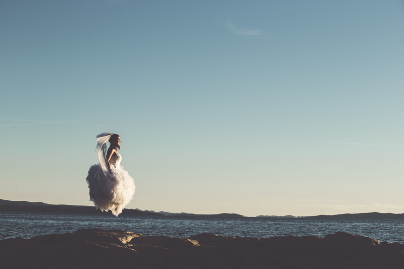 fowl, vertebrate, no people, waterfowl, mid, wedding, air, copy space, 5K, tranquility, scenics - nature, one animal, outdoors, sea, white, jumping, gown