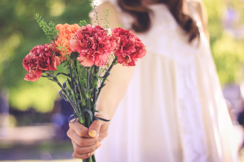 married, day, women, bride, flowers, close-up, selective, 1080P, orange, holding, vulnerability, carnation, summer, bouquet, selective focus, freshness