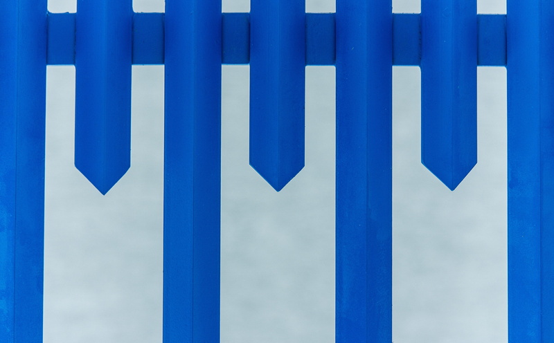 no people, samsungnx200, fence, imaging, arrow symbol, wall - building feature, samsung, Europe, full frame, Aero, steel, mirow, white color, backgrounds