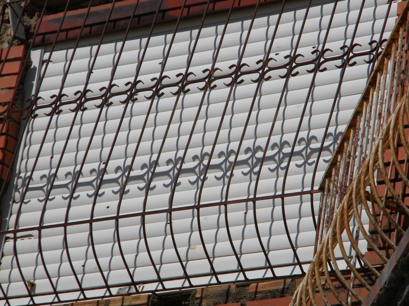 water, 2K, nature, day, metal, safety, building, barrier, outdoors, security, protection, window lattices, boundary, grid, architecture, sky, fence, built structure