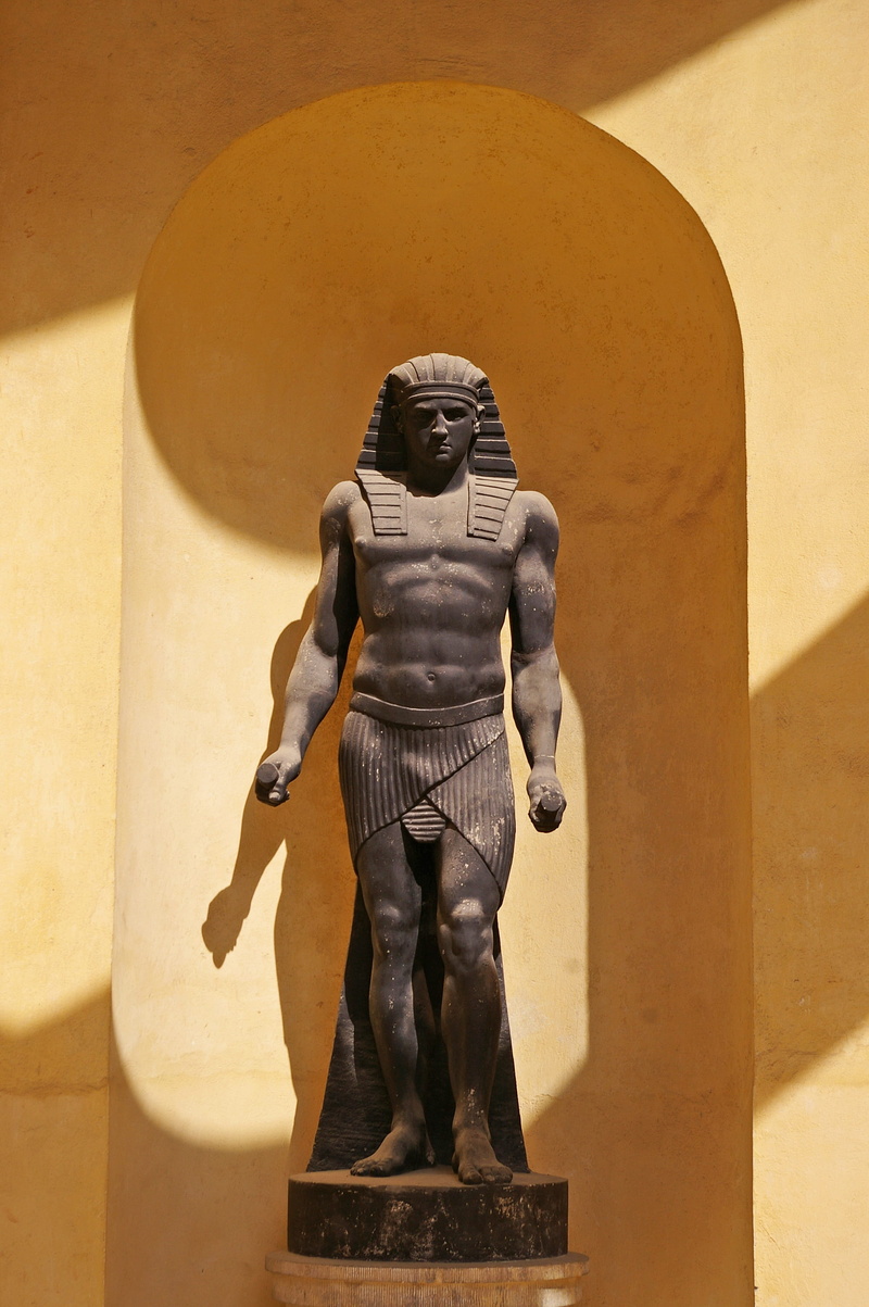 2K, sunlight, sculpture, shadow, human representation, historically, craft, representation, building, the past, in the new garden, built structure, figure