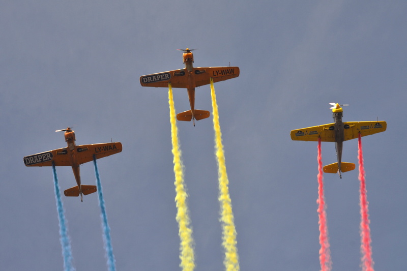flying, wing, day, low angle view, blue, red, mid-air, air vehicle, sky, aircraft, Parade, acrobatic, Plane, economy, sign, mode of transportation, airshow