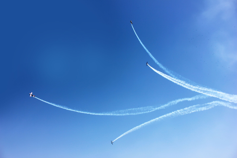 fly, plane, air show, aircraft, 5K, transportation, vapor trail, day, flying, cloud - sky, air, fast, outdoors, blue, jet, travel, aeroplane, aerobatics
