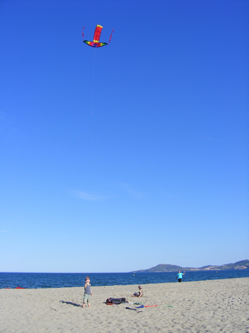 toy, flying, nature, leisure activity, men, beauty in nature, sand, clear sky, beach, day, wind, real people, child, copy space, sky, 2K, play, sunny