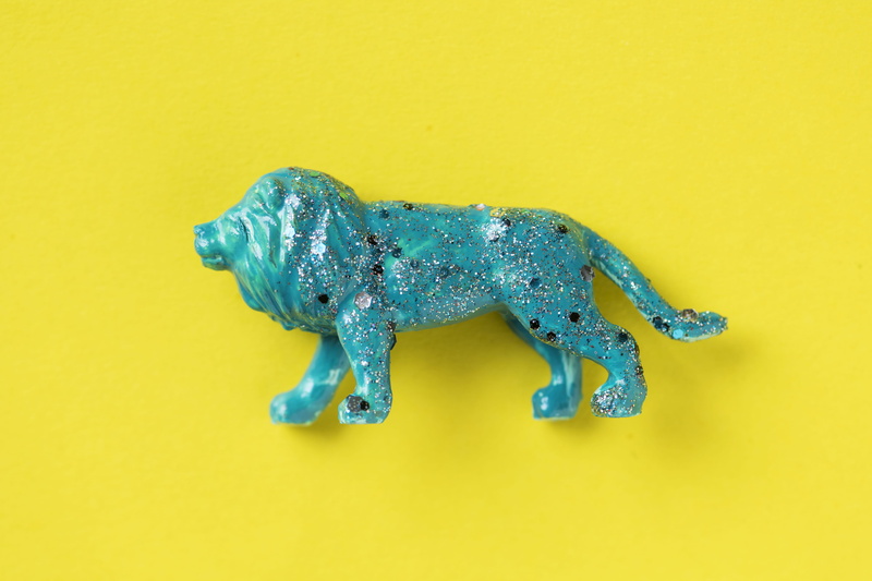 studio shot, glitters, close-up, animal wildlife, animal, representation, lion, toy, cut out, 4K, yellow, one animal, blue, no people, figure, glittery