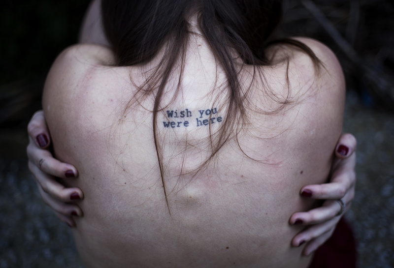 Wish you were here, tattoo, Greta Larosa, back, the inscription, curls, 5K