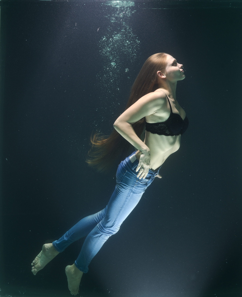 4K, hairstyle, woman, one person, beauty, beautiful woman, dive, water, underwater, performance, women, dark, young women, sea, casual clothing, dom, concept